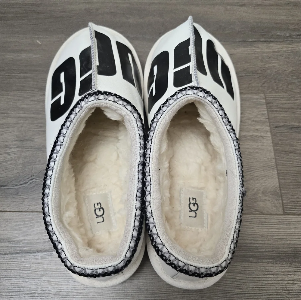 UGG Tasman Chopd Logo Leather White Black Mens Slip On Streetwear Preppy